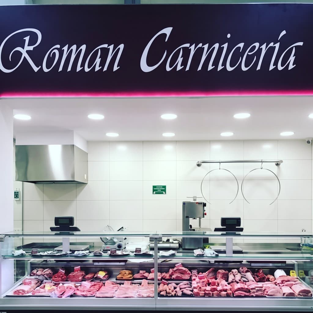 Mostrador de Roman Carnicería con carne fresca