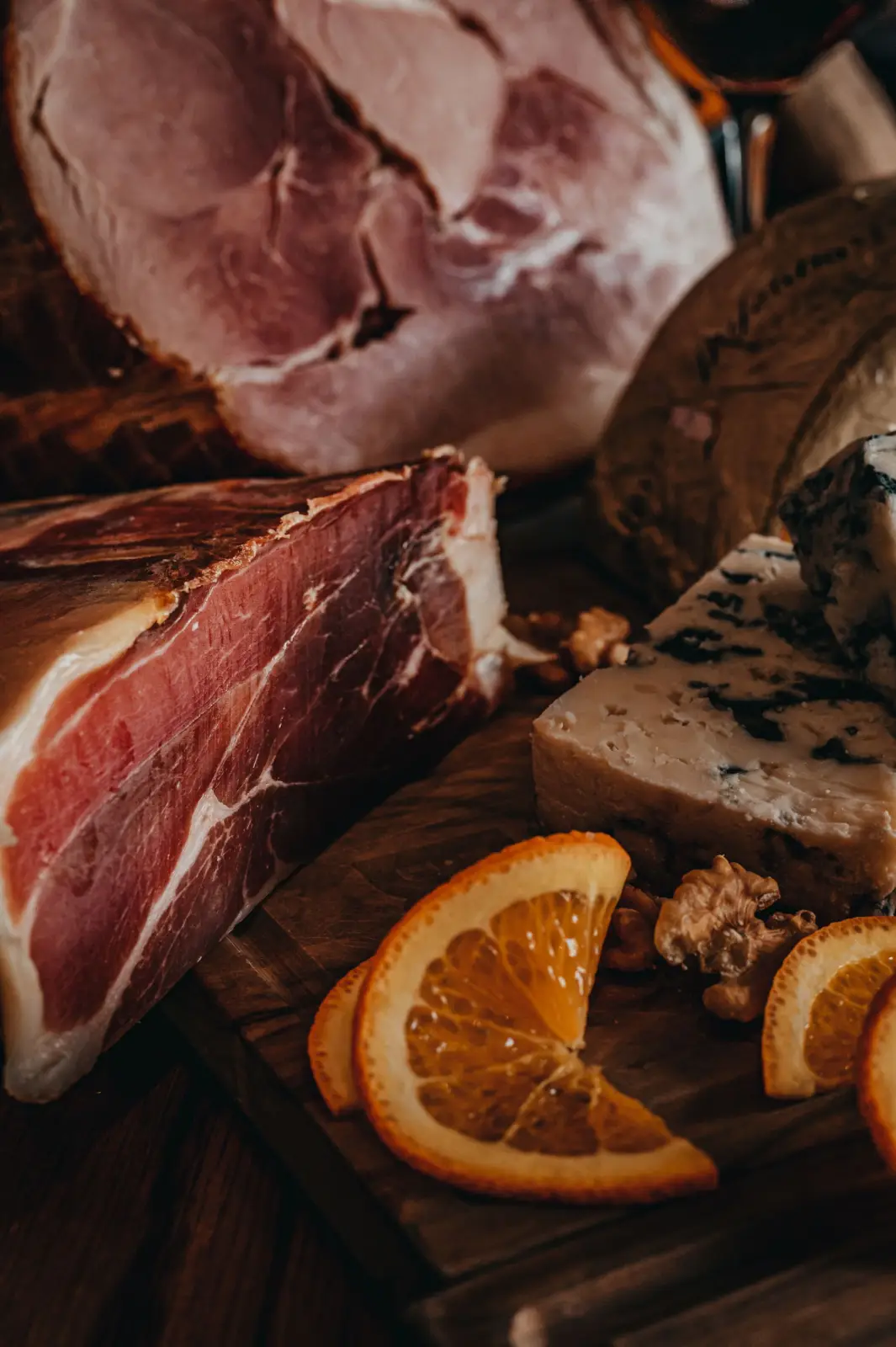 Formatges i pernil curat en una taula
